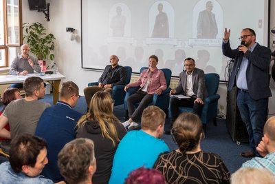 Torsten Reichel (rechts) vom gastgebenden Verein Stadtleben wünschte sich zu Beginn des Forums einen respektvollen Umgang. Vincent Aue, Susann Löffler und Michael Heuck taten ihm den Gefallen. Links Moderator Andreas Bachmann.
