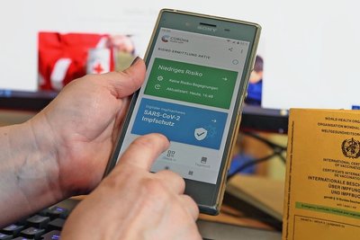 Etwas holpriger Start, aber das System funktioniert: Der digitale Impfnachweis fürs Handy ist seit Montag in Apotheken erhältlich. 