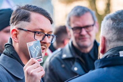Der „Die Partei“-Landeschef Tom Rodig zeigte 2023 den umstrittenen Aufkleber einem Polizeibeamten.