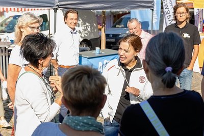 Frust ablassen bei Yvonne Magwas: Die CDU-Bundestagsabgeordnete diskutiert auf dem Auerbacher Wochenmarkt mit einer Gruppe von Coronakritikern. Im Hintergrund AfD-Kandidat Mathias Weiser.