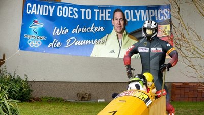 Das Daumendrücken hat funktioniert: Candy Bauer hat die Goldmedaille gewonnen. Als Belohnung haben Freunde einen Bob in seinen Garten gestellt.