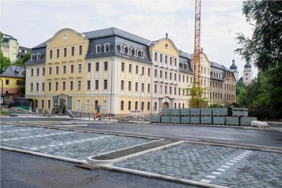 Die Schöne in der Elsteraue: Erst vor wenigen fiel das Gerüst an der Fabrik der Fäden. Vorn: die neu gestaltete Parkfläche. Bis zur Eröffnung ist diese jedoch noch geschlossen.