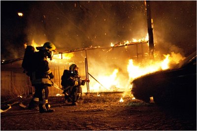 Ein stillgelegter Audi stand in Flammen.
