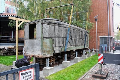 Eine Fotografie des Beiwagens von 2017, als ein neuer Unterstand für ihn gebaut wurde. 