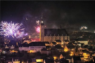 Das Feuerwerk zum Jahreswechsel in der Umgebung der St.-Wolfgangs-Kirche in Schneeberg wurde aus Richtung Gleesberg aufgenommen.