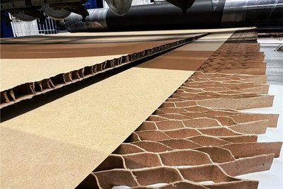 Honeycombs: Die hexagonalen Waben entstehen aus geleimten, gepressten und geschnittenen Papierstreifen. 