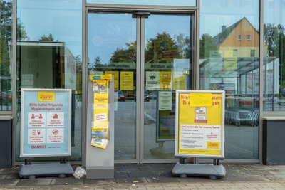 Dieser Markt in Zwönitz musste wegen des Unwetters schließen.