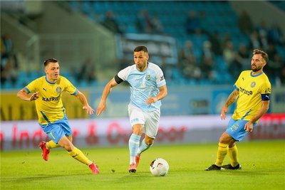 Der Chemnitzer Okan Kurt (M.) setzt sich gegen Bogdan Rangelov (l), und Sascha Pfeffer, Torschütze zum 1:0, durch. 