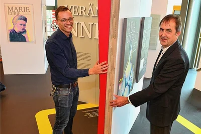 Christian Tröbs (l.) und Uwe Müller mit SWAP-Wänden in der Schau "Weltveränderinnen" im Museum Zeitwerkstadt. 