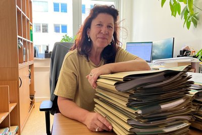 Birgit Feuring ist Richterin in der Insolvenzabteilung am Amtsgericht Chemnitz. Der Aktenstapel vor ihr beinhaltet die Insolvenzverfahren, die an einem Tag über ihren Tisch gehen.