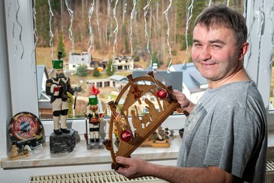 Auf dem Fensterbrett stehen einige Weihnachtssachen, die Ingo Krauß aus der Brandruine retten konnte. Aus dem Wohnzimmerfenster seiner Übergangswohnung hat der Pobershauer freien Blick auf sein beim Brand zerstörtes Anwesen.