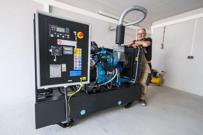 Elektriker Lutz Vorberg von der Firma Heros Anlagenbau aus Niederdorf richtete das Notstromaggregat ein.