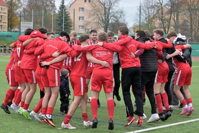 Die Stollberger feiern den Derby-Sieg gegen Oelsnitz. Am Ende stand es 2:0.