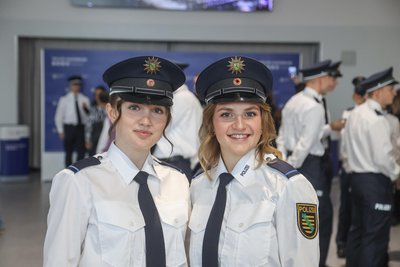 Mary Vieweg (links) und Selina Nietzpon mögen die Serie „The Rookie“.