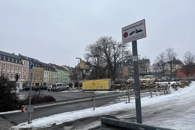 Der Parkplatz ist privat betrieben. Dort gibt es auch eine DHL-Packstation.