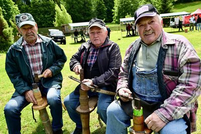 Willi Baumgärtel, Johannes Müller und Johannes Förster (v.l.) haben das Sensen-Dengeln gezeigt.