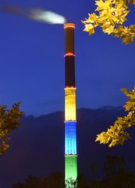 Variante A: So wurde der Schornstein am Mittwochabend beleuchtet. Die auf den Balkonen installierten LED strahlen die Farbflächen von unten nach oben an. 