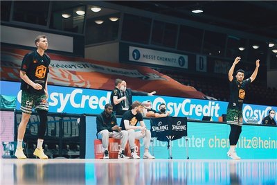 Point Guard Frantz Massenat (links) und Power Forward Ivan Karacic konnten am Samstag gegen Bamberg nur verletzt zuschauen. Die Niners hoffen, dass mindestens einer am Mittwoch zurückkehrt. 