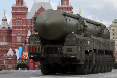 Russland spiele in der internationalen Politik allein wegen seiner vielen Atomraketen eine Rolle, so Münkler. Europa müsse sich daher ebenso bewaffnen.