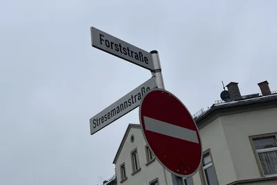 Der Parkplatz befindet sich an der Ecke Forst-/Stresemannstraße.