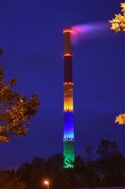 Variante B: Sie war gestern Abend zwischen etwa halb und um zehn zu sehen. Die Strahler sind offenbar direkter auf die Wände gerichtet als bei Variante A.