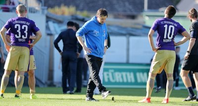 Hannes Drews (Mitte), Trainer des FC Erzgebirge, konnte nach der 1:2-Niederlage weder mit dem Ergebnis noch mit der Leistung seiner Mannschaft zufrieden sein. Mit Blick auf die nächste Partie gegen Regensburg forderte er, dass sich die Offensivabteilung steigern muss.