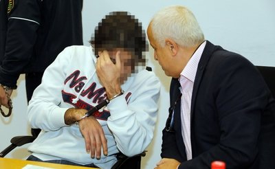 Mohammad B. (links) gestern im Gerichtssaal mit seinem Dolmetscher - angeklagt wegen versuchten Totschlags seiner Frau.