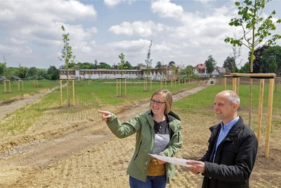 Für die neue Grünanlage, die Bürgermeister Jörg Schmeißer (rechts) jüngst gemeinsam mit Sabine Schumann vom Dezernat Bauwesen und Umwelt begutachtete, sucht die Stadt Meerane noch einen Namen.