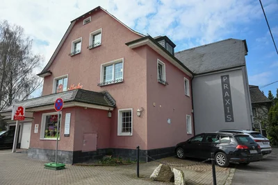 Die Arztpraxis von Frank Hänig an der Neukirchener Hauptstraße – inklusive Apotheke.
