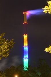 Variante C: Auf diese Weise wurde die Esse gestern zwischen um zehn und halb elf illuminiert. Die Leuchten strahlen von den Balkon nach oben und nach unten.