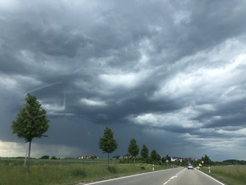 Dunkle Wolken am Himmel über Reinsdorf, südöstlich von Zwickau.