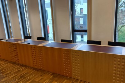 Die Plätze für den Angeklagten und die Verteidigung in einem Verhandlungssaal des Amtsgerichts Chemnitz.