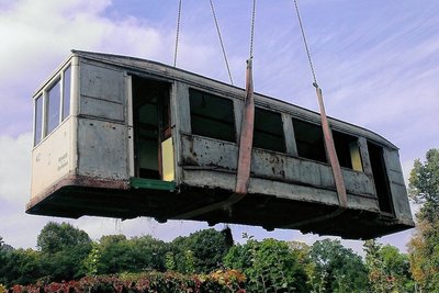 Aufnahme aus dem Jahr 2014: Der Beiwagen Nr. 33 von 1928 hängt in einer Görlitzer Gartenanlage am Kranhaken, um nach Oelsnitz transportiert zu werden