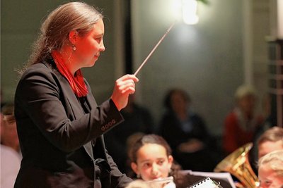 Frankenbergs Stadtmusikdirektorin Janice Stand beim Dirigat. 