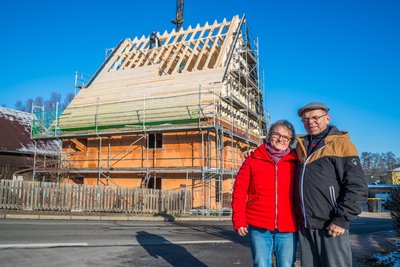 Birgit und Rolf Gundlach vor ihrem neuen Haus. Ihre Hoffnung ist, im Herbst 2025 dort einziehen zu können.