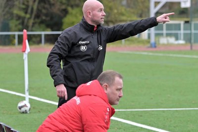 Stollbergs Trainer Rico Knopf (hinten) und Co-Trainer Ronny Liebold sahen ein Spiel, das häufig in der Oelsnitzer Hälfte stattfand. Dennoch taten sich ihre Spieler mit dem Tore schießen schwer.