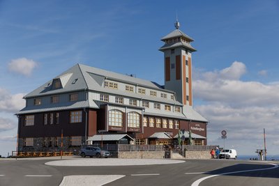 Der Erzgebirgskreis, Besitzer der Immobilie auf Sachsens höchstem Berg, präsentierte am Freitag recht überraschend den neuen Pächter des Fichtelberghauses.