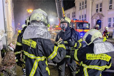 Rettungsaktion unter Atemmasken und in Schutzkleidung: Das ganze Treppenhaus stand unter Qualm.