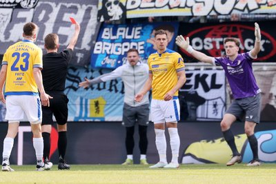 Der Aufreger des jüngsten CFC-Heimspiels: Schiedsrichter Johannes Schipke zeigt Jenas Maurice Hehne (Mitte) nach einem Zweikampf mit Dejan Bozic die Rote Karte.