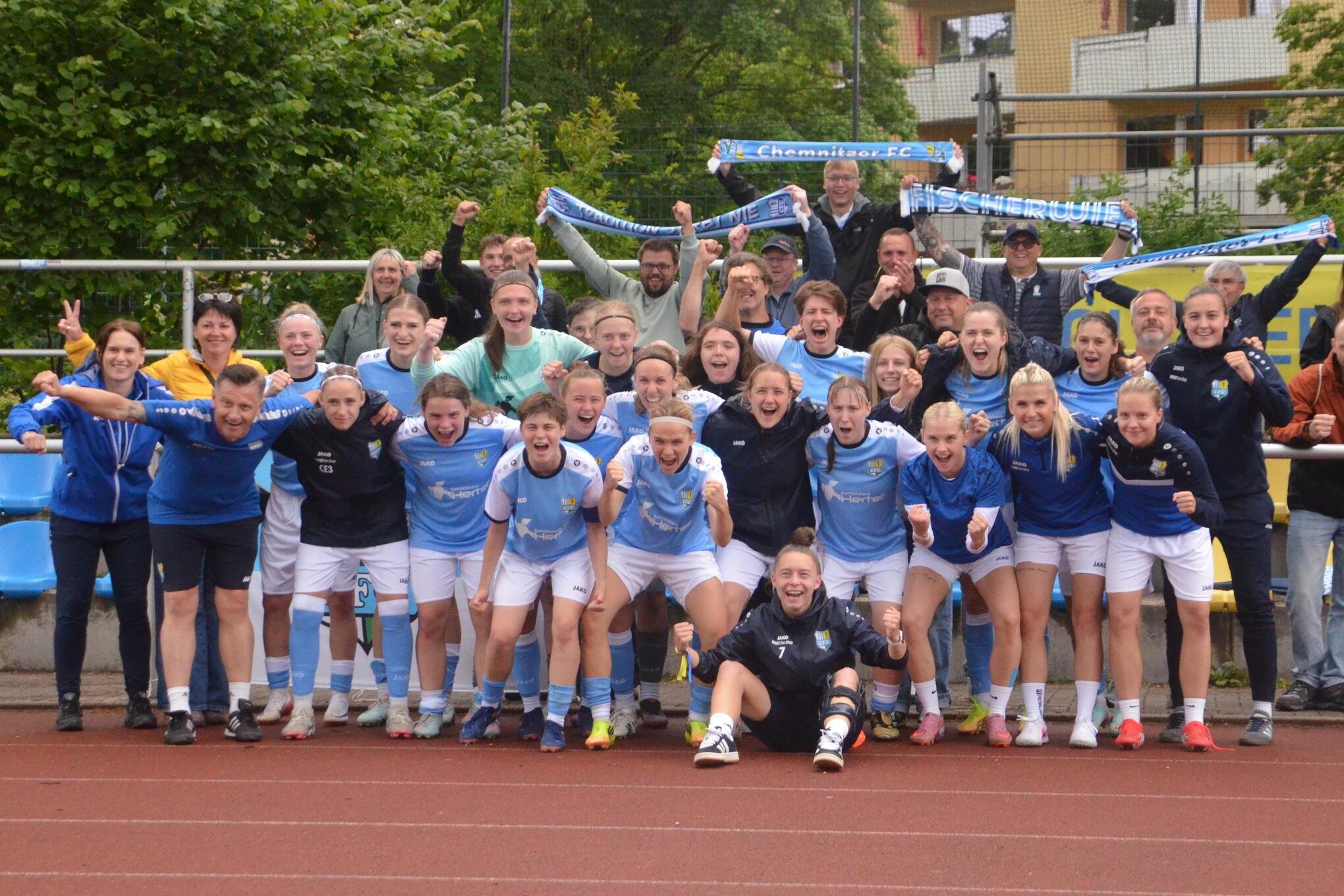 Fu-ballerinnen-des-Chemnitzer-FC-steigen-in-die-Regionalliga-auf