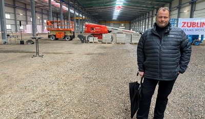 Das Dach ist schon drauf, der Boden aber noch nicht gegossen. Gunnar Förster, Geschäftsführer der Firma B-Plus-L Infra Log, rechnet damit, dass im zweiten Halbjahr 2022 in der neuen Halle die Produktion von Containern anlaufen kann. 