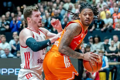 Im Hinspiel in der Messe waren die Niners um Nike Sibande (rechts) gegen den FC Bayern München um Welt- und Europameister Andreas Obst chancenlos. Sie verloren mit 59:87.