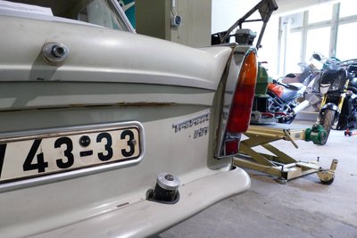 Weil sich der Tank des Versuchsfahrzeugs im Kofferraum befand, ist der Tankdeckel an der hinteren Stoßstange angebracht.