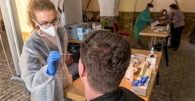 Juliane Röber, Leiterin des Olbernhauer Testzentrums, testete am Freitag zusammen mit weiteren Helfern wieder zahlreiche Menschen mittels Schnelltest.