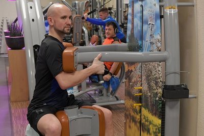 Das Sport- und Gesundheitszentrum "Mumm" an der Chemnitzer Straße in Freiberg hat unter 2Gplus-Bedingungen geöffnet. Peter Nitz (vorn), Ralf Machmann und Sven Schulz sind froh, dass sie nach monatelanger Zwangspause wieder trainieren können. 