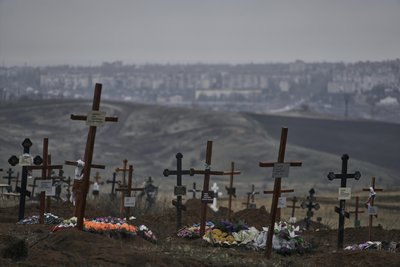 Bachmut (Ukraine): Neue Gräber sind auf einem Friedhof in Bachmut zu sehen. Seit Russland vor einem Jahr seinen Nachbarn Ukraine überfallen hat, sind viele Menschen gestorben.