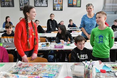 Josephiene Kiekebelt (stehend von links) als Schneewittchen, Mia Kisiel als böse Stiefmutter, Projektleiterin Jana Berger und Franz Lier als Erzähler.