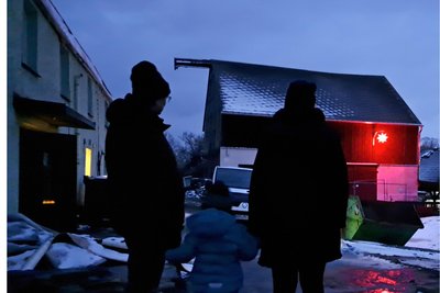 Der Adventsstern leuchtet auch in diesem Jahr wieder auf dem Dreiseitenhof der Familie Protze.