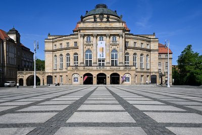 Der SPD-Vorschlag sieht vor, das Schauspiel ans Opernhaus anzudocken. Das Gebäude muss allerdings in den kommenden Jahren ebenfalls saniert werden.