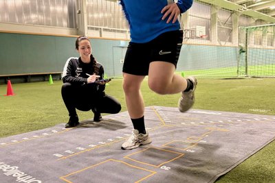 Physiotherapeutin Kira Tschierske beim Leistungstest mit einem Fußballer aus dem Nachwuchsleistungszentrum des FCE Aue.